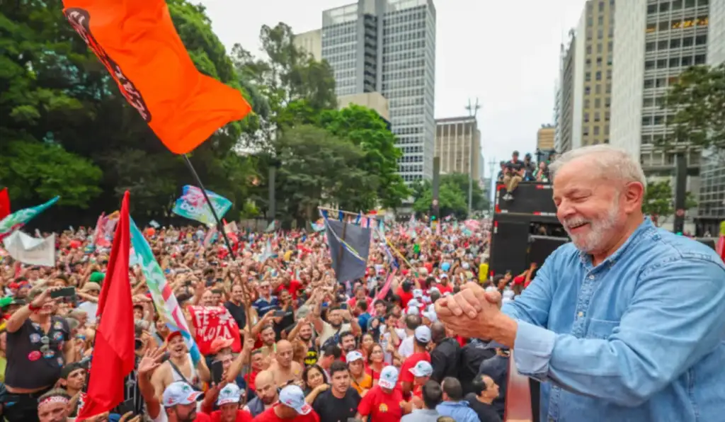 Com Av. Paulista lotada, Lula chama eleitores ausentes para virar a eleição