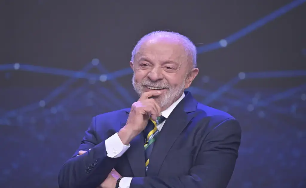 Um dia após debate, Lula volta a desafiar Flávio Bolsonaro: “abra seu sigilo”