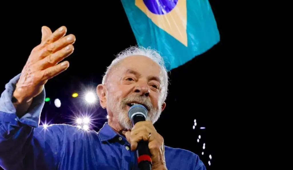 Pesquisa AtlasIntel: Lula aparece à frente de Flávio nos dois turnos