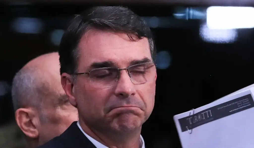 Rejeição a Flávio sobe e ultrapassa a de Lula na reta final, aponta Ipespe
