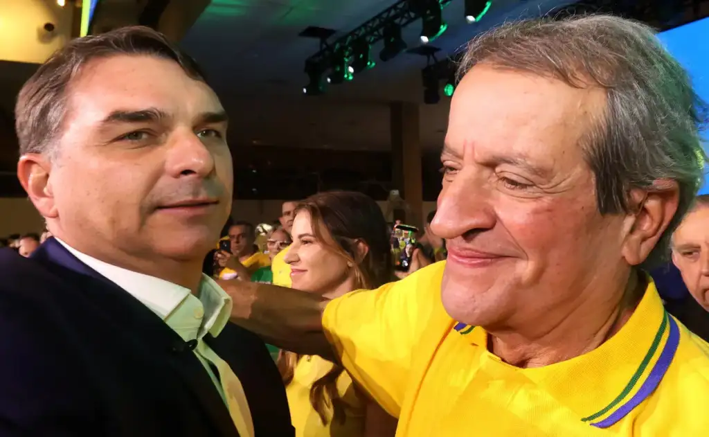 PL e todos os eleitos do partido podem ser cassados se apoiarem golpismo de Flávio Bolsonaro