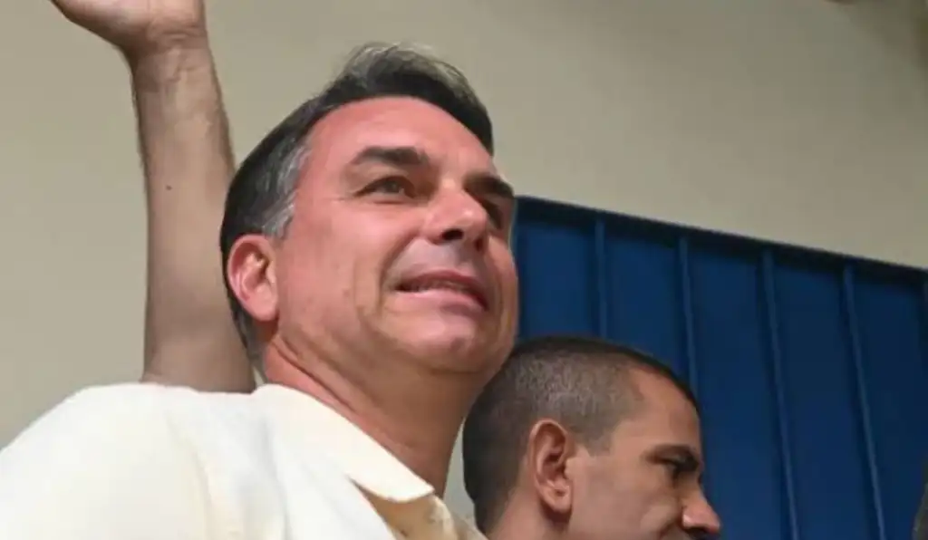 Plano de Flávio Bolsonaro deve enfraquecer proteção contra assédio, segurança no trabalho e benefícios do INSS