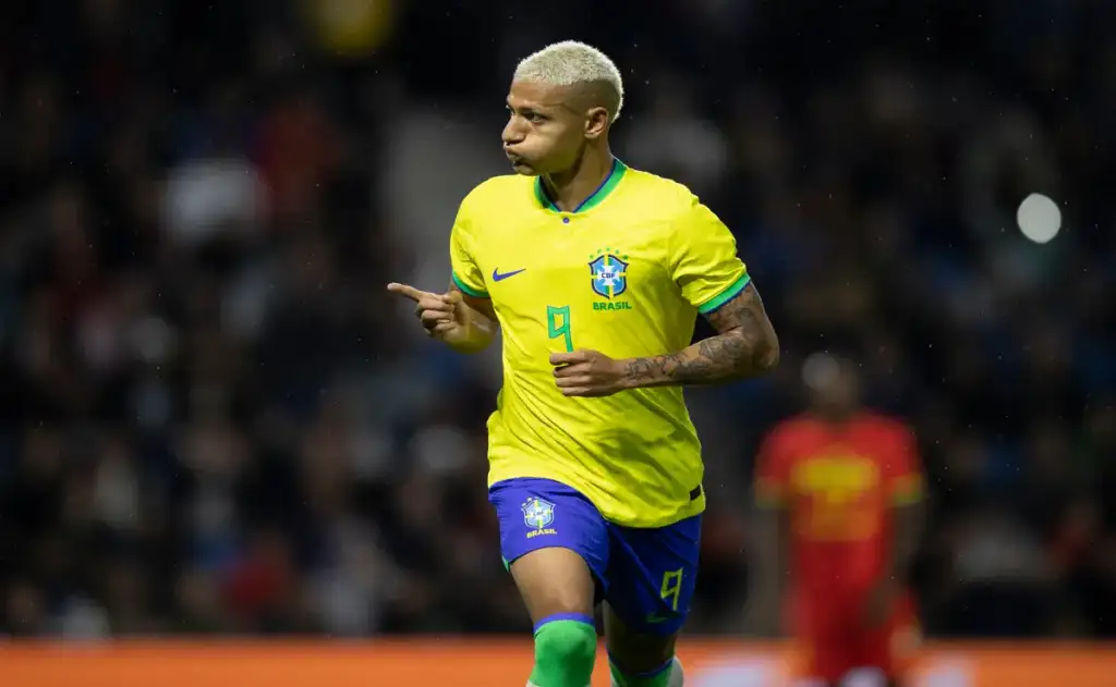 Deputados do PT exigem na Justiça que sócio amigo de Flávio Bolsonaro devolva mansão de Richarlison