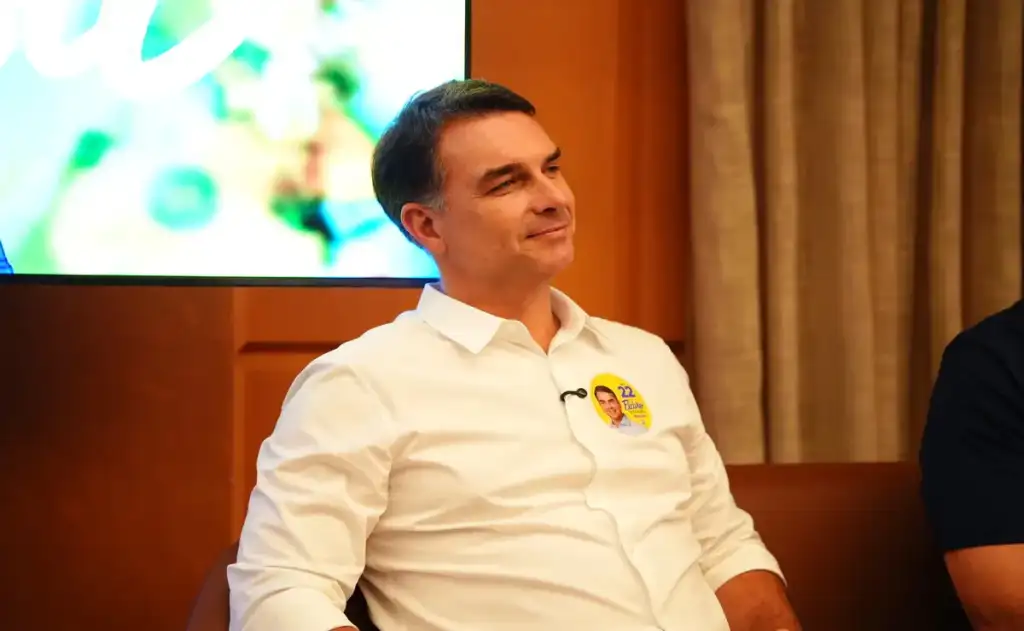 Fórum de servidores públicos denuncia censura no Instagram a pedido de Flávio Bolsonaro