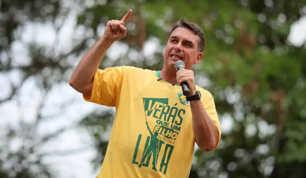 TSE manda Lula, Janja e deputados apagarem publicações contra Flávio Bolsonaro