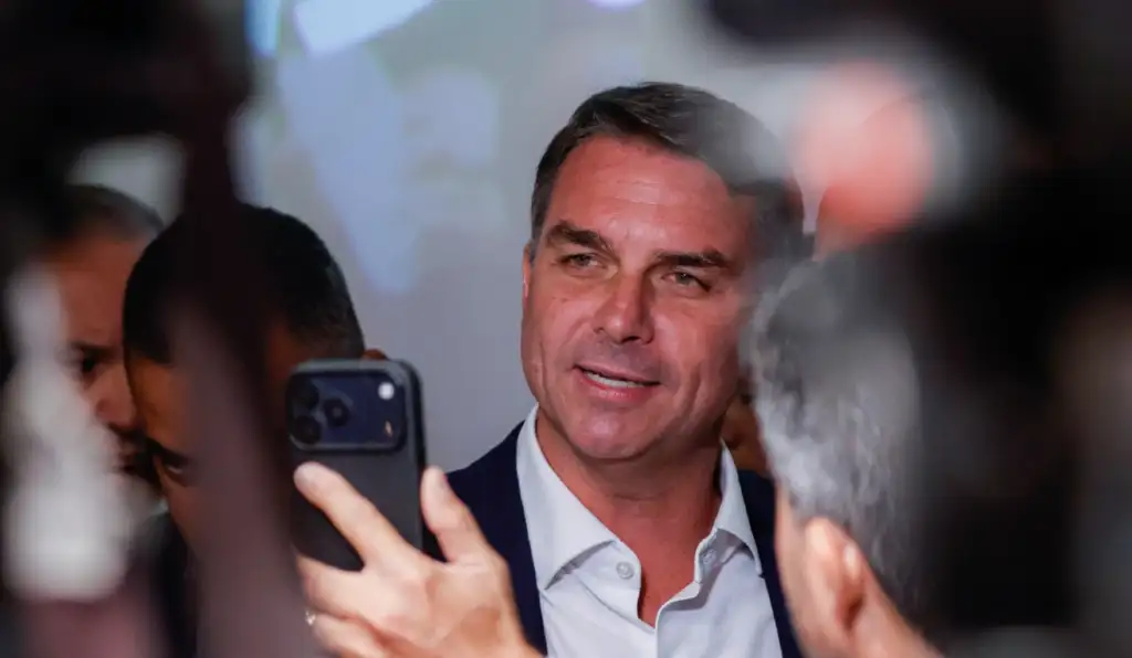 UOL apaga reportagem sobre R$ 134 milhões negociados por Flávio com Vorcaro