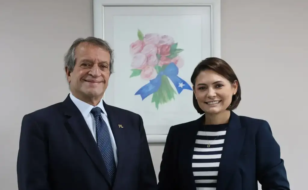 Rei morto, rei posto: após fuga, Valdemar larga mão de Flávio Bolsonaro e agarra a de Michelle
