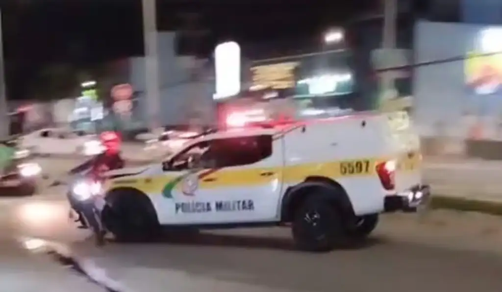 Vídeo mostra viatura atingindo motociclista durante comemoração por Lula