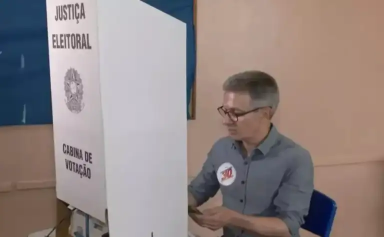 Candidato alegou que entrou com o celular na cabine de votação porque não teria sido informado para deixar o aparelho antes de votar
